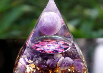 Handmade Orgonite Pyramid 60mm Amethyst Crystal Sphere With Amethyst Natural Cristal Stone Orgone Energy Healing Orgone